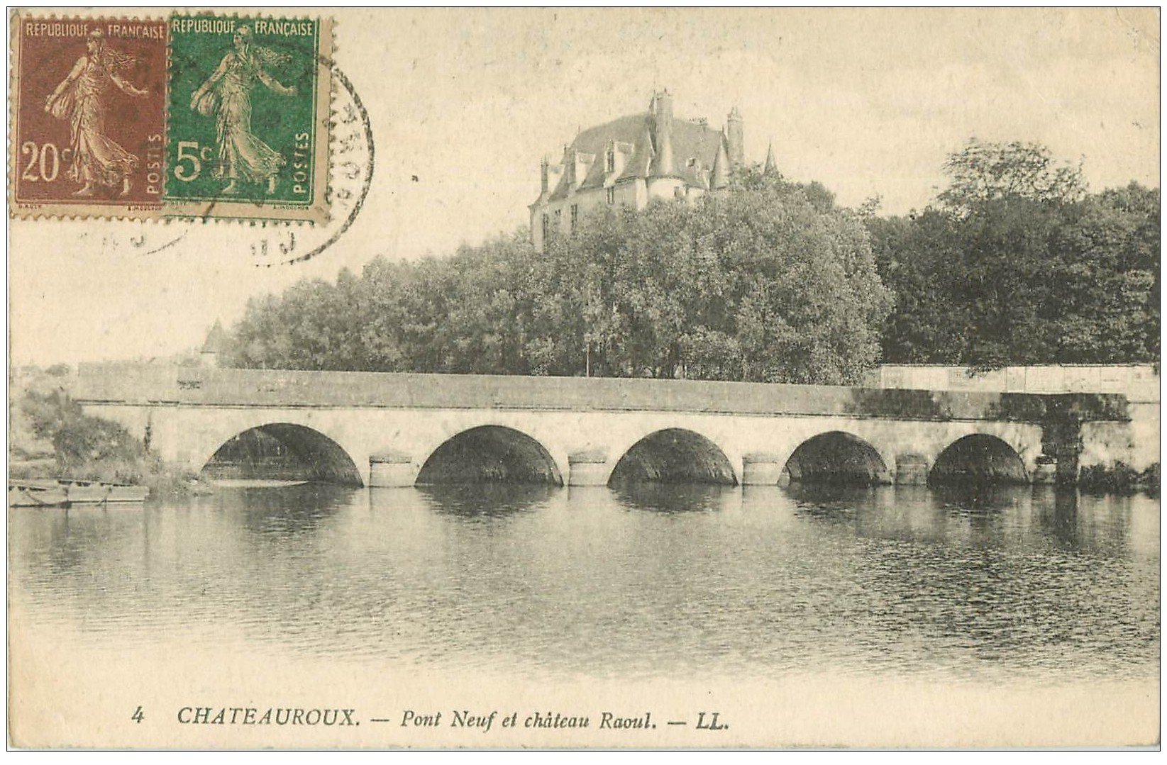carte postale ancienne 36 CHATEAUROUX. Pont-Neuf et Château 1930