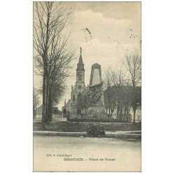 carte postale ancienne 36 ISSOUDUN. Place Vouet 1920 gamins assis