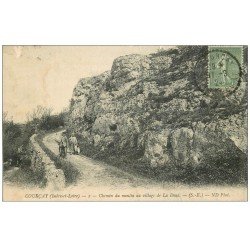 carte postale ancienne 37 COURCAY. Chemin du Moulin au Village de La Doué 1924 avec ouvriers