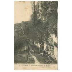 carte postale ancienne 37 COURCAY. Rochers Source de la Doué. Personnages et Chiens