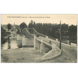 carte postale ancienne 37 ILE-BOUCHARD. Pont sur la Vieene animation