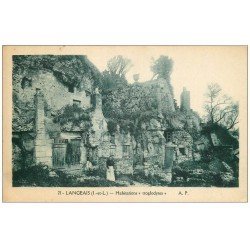 carte postale ancienne 37 LANGEAIS. Habitations Troglodytes avec Femme