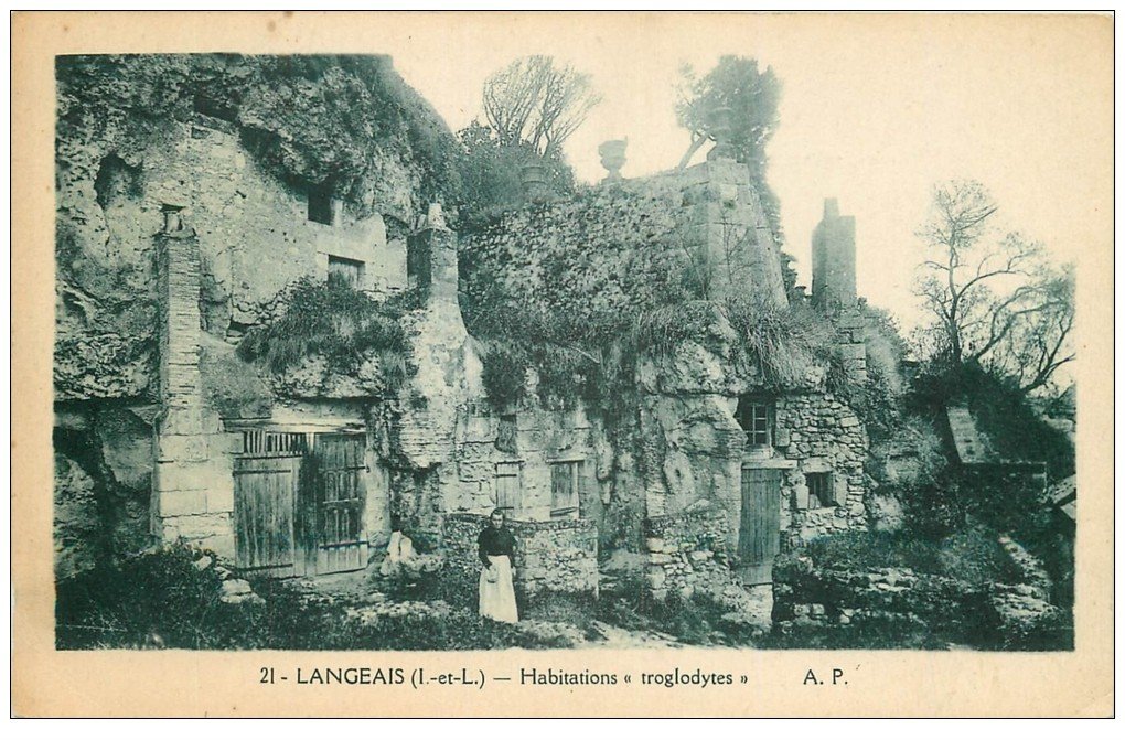carte postale ancienne 37 LANGEAIS. Habitations Troglodytes avec Femme