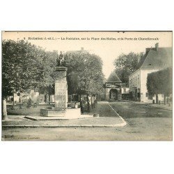 carte postale ancienne 37 RICHELIEU. Fontaine Place des Halles Porte de Chatellerault