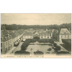 carte postale ancienne 37 RICHELIEU. Hôtel de Ville Halles et place