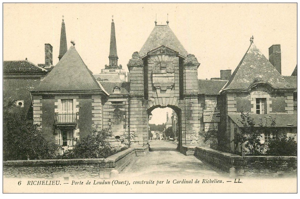 carte postale ancienne 37 RICHELIEU. Porte Loudun