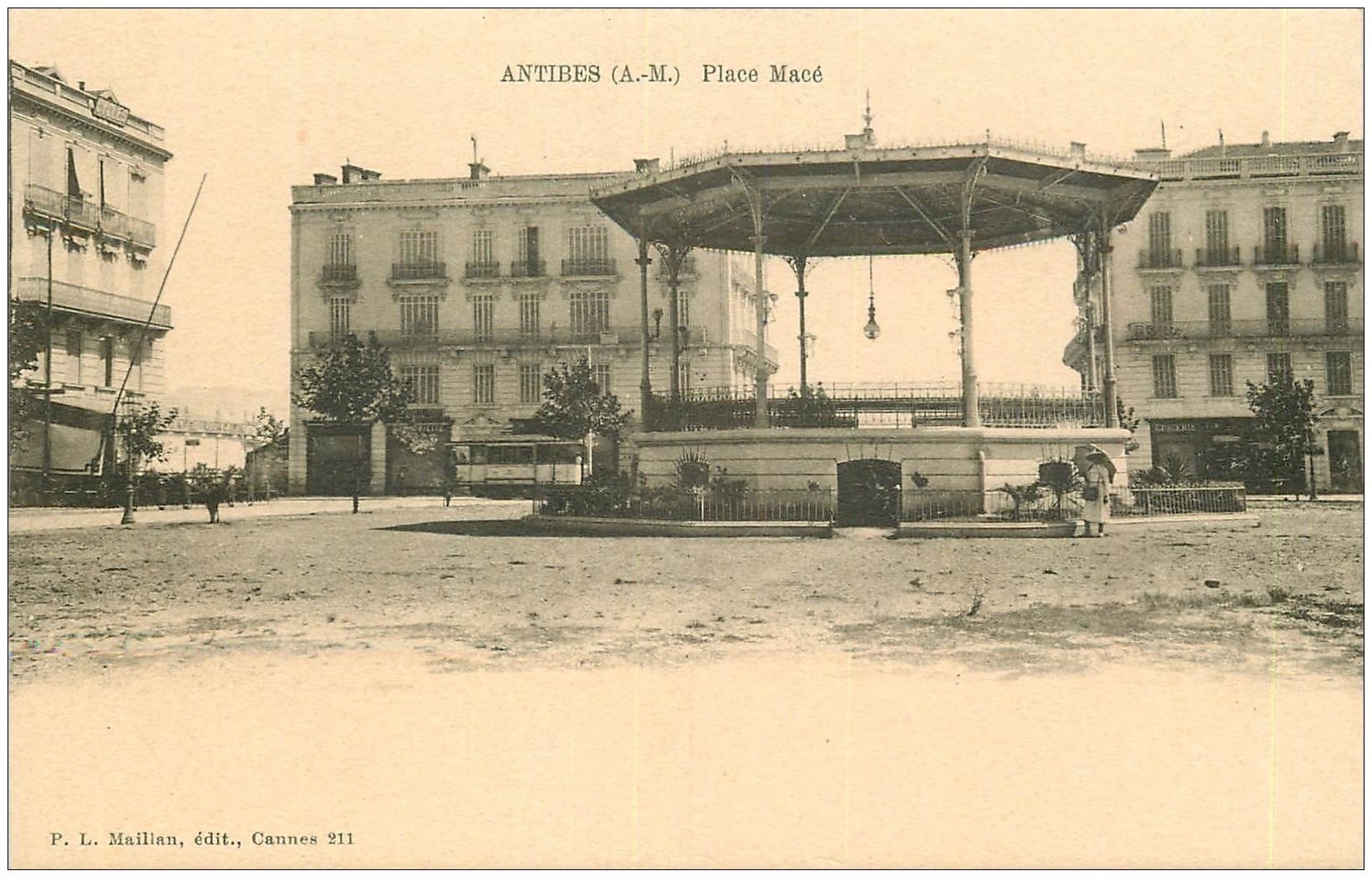06 ANTIBES. Kiosque à Musiques Place Macé. Carte pionnière vers 1900...