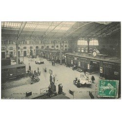 37 TOURS. Intérieur de la Gare 1909 Vendeuse de Cartes Postales