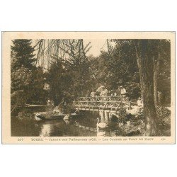 carte postale ancienne 37 TOURS. Jardin Préhendes d'Oë Cygnes et Pont du Haut 1913
