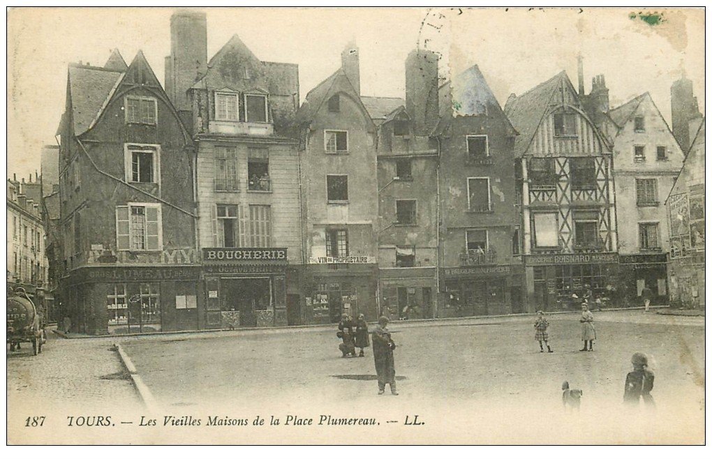 carte postale ancienne 37 TOURS. Maisons Place Plumereau 1915 Boucherie