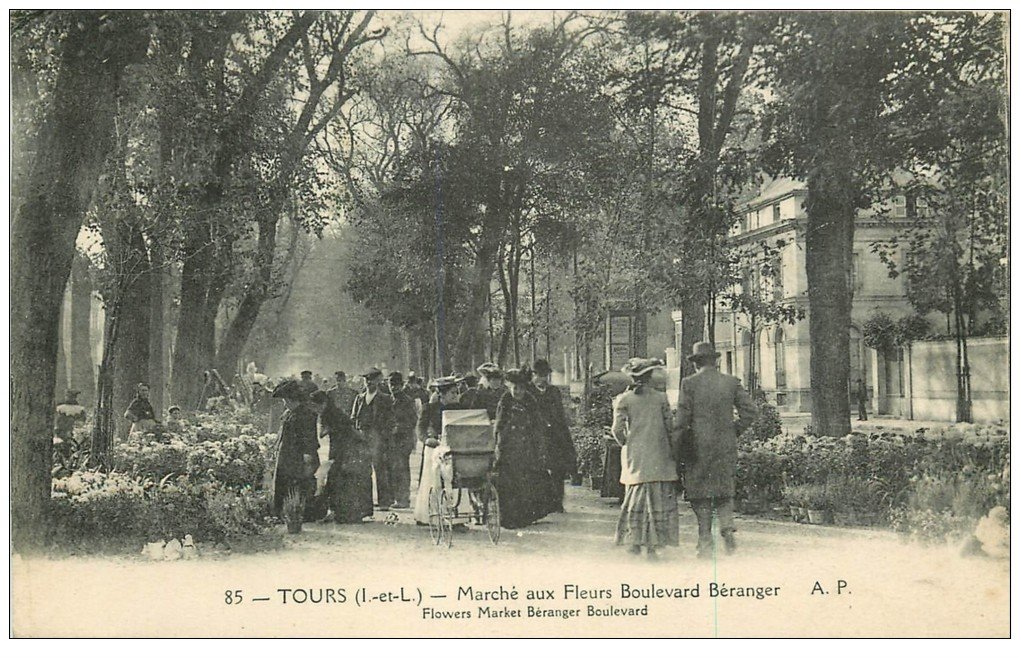 carte postale ancienne 37 TOURS. Marché aux Fleurs boulevard Béranger 1922