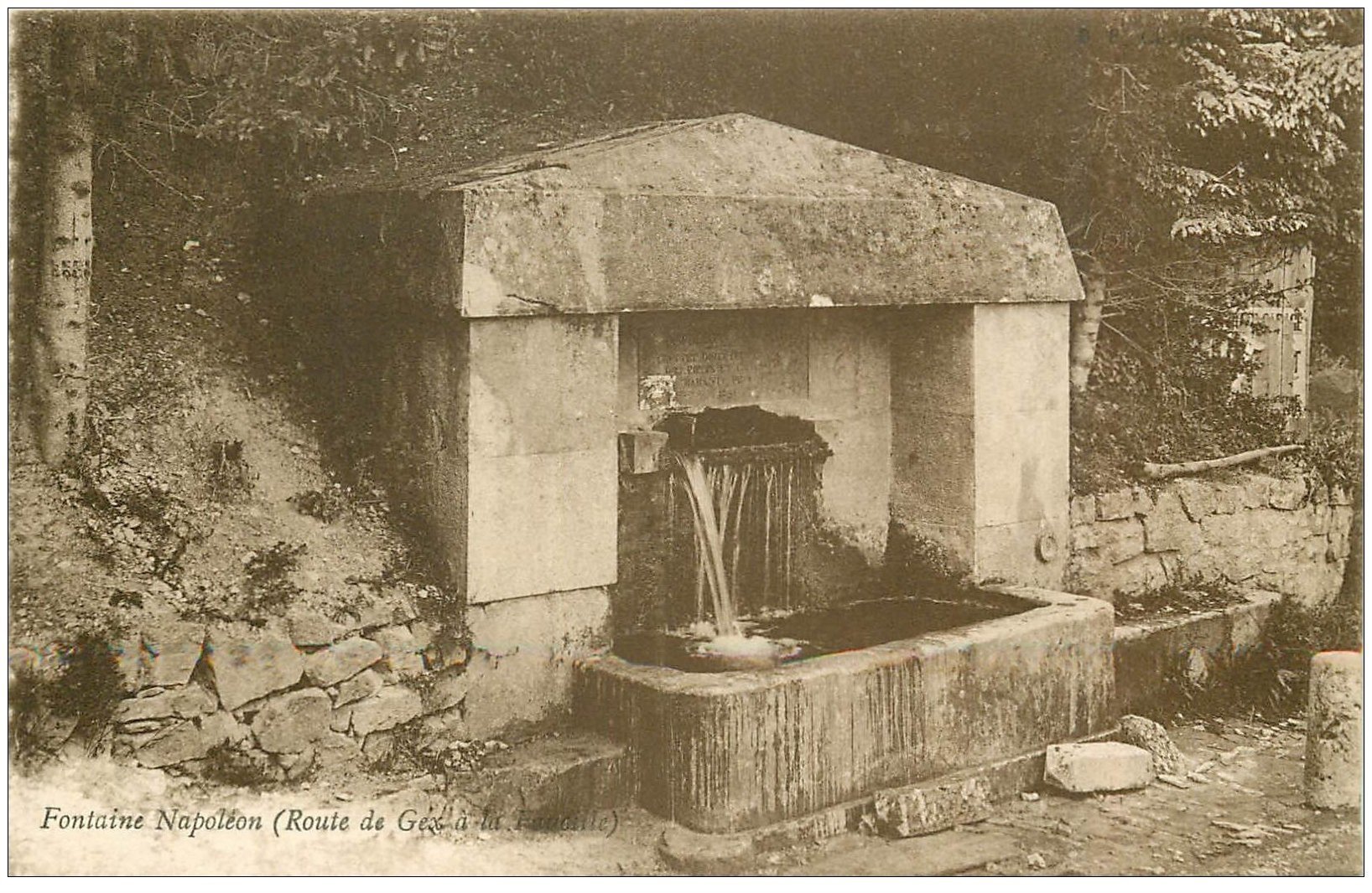 carte postale ancienne 01 Route de Gex à la Faucille. Fontaine Napoléon