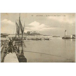carte postale ancienne 06 ANTIBES. Port et Fort Carré. Pêcheurs à la ligne