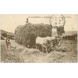 carte postale ancienne 65 BAGNERES-DE-BIGORRE. La rentrée des Foins attelage de Boeufs 1923