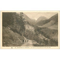 carte postale ancienne 65 BAGNERES-DE-BIGORRE. Promeneurs Route du Tourmalet