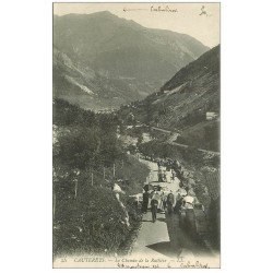 carte postale ancienne 65 CAUTERETS. Chemin de la Raillière animé