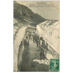 carte postale ancienne 65 GAVARNIE. Cantonniers faisant une tranchée dans la Neige Route du Cirque 1912