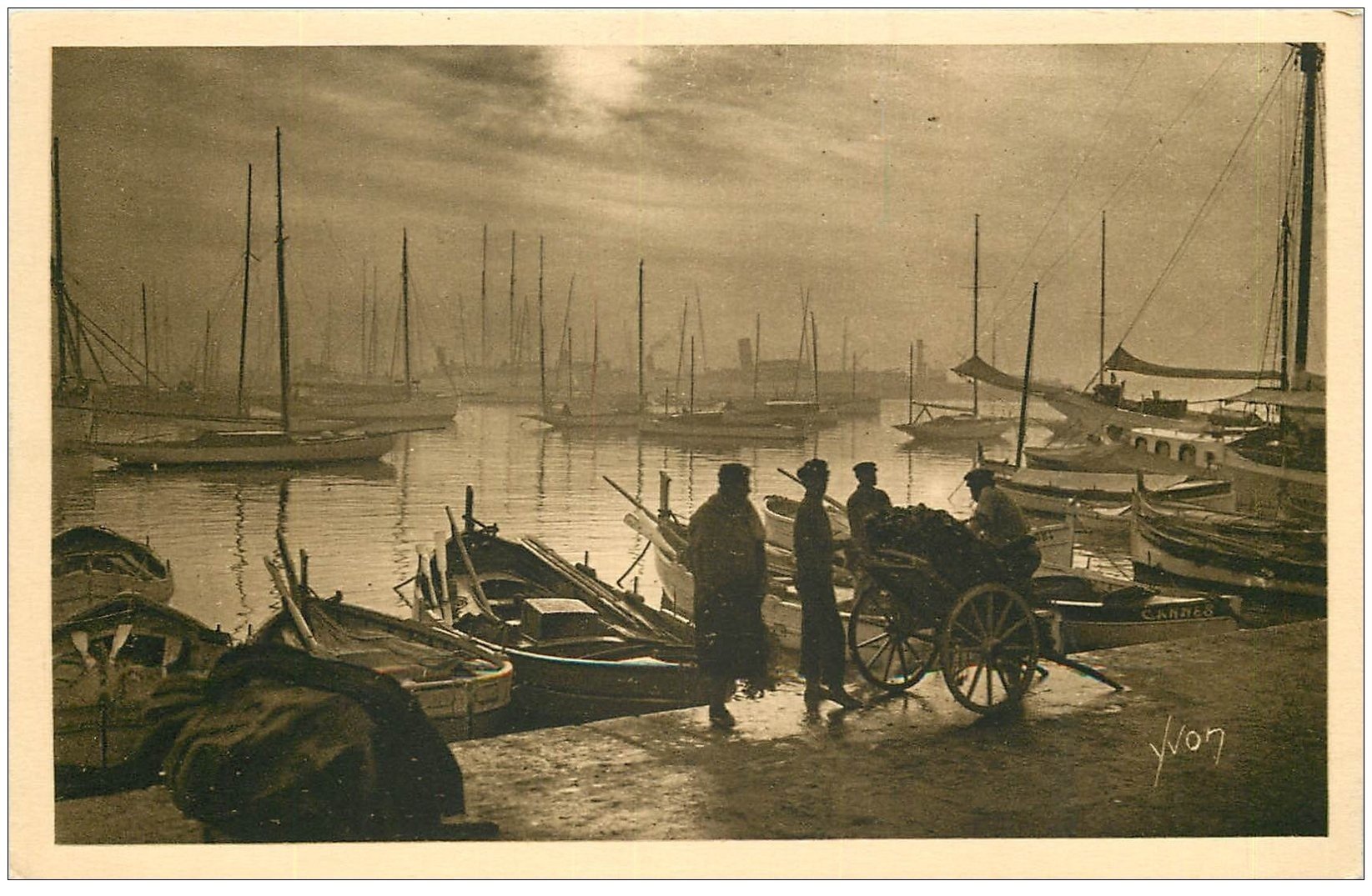 carte postale ancienne 06 CANNES. Arrivée de la Marée 1928. Pêcheurs