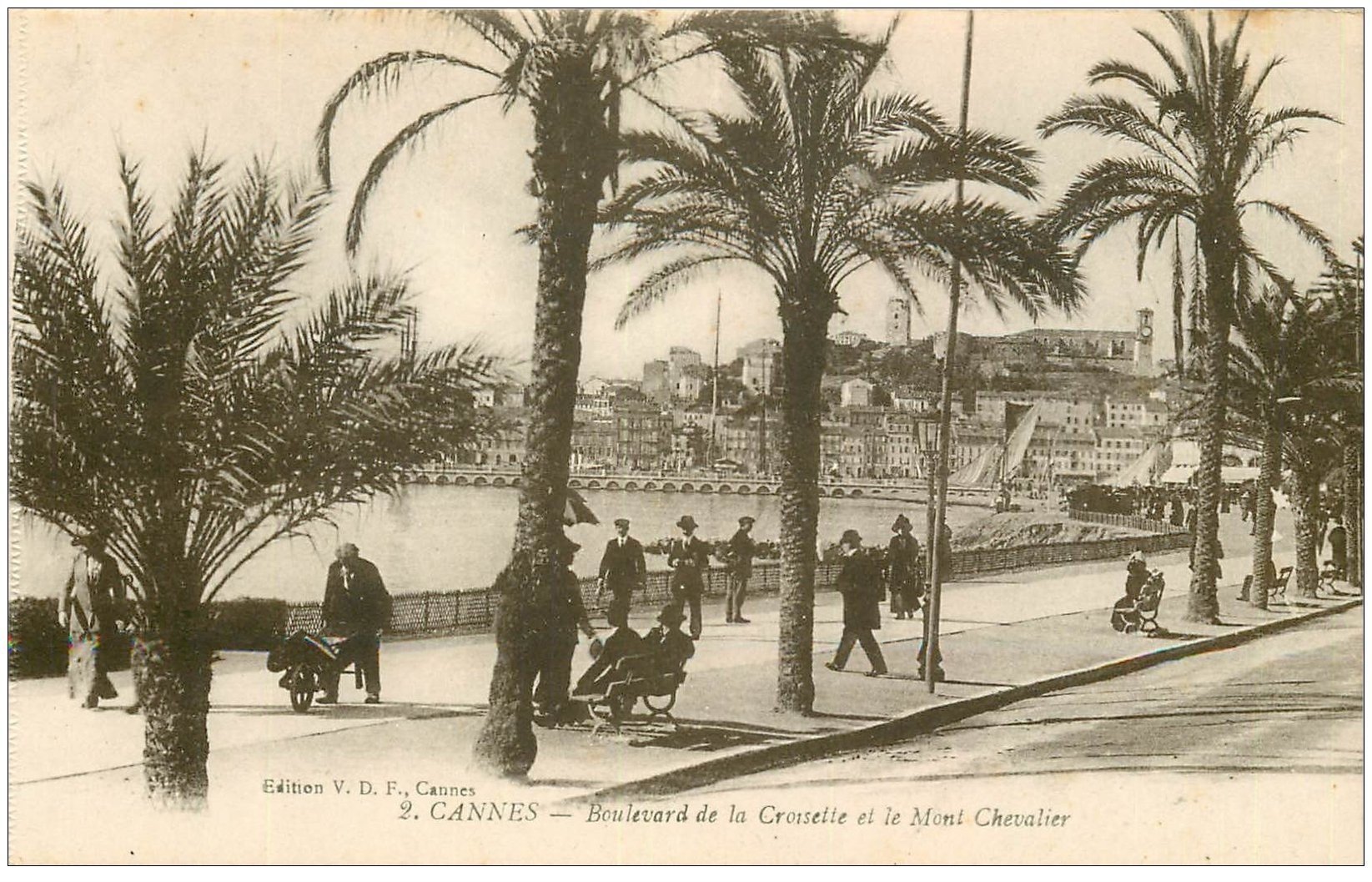 carte postale ancienne 06 CANNES. Boulevard de la Croisette et Mont Chevalier