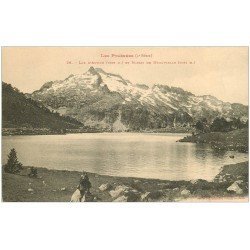 carte postale ancienne 65 LE LAC D'AUMAR ET MASSIF DU NEOUVIELLE avec Randonneur