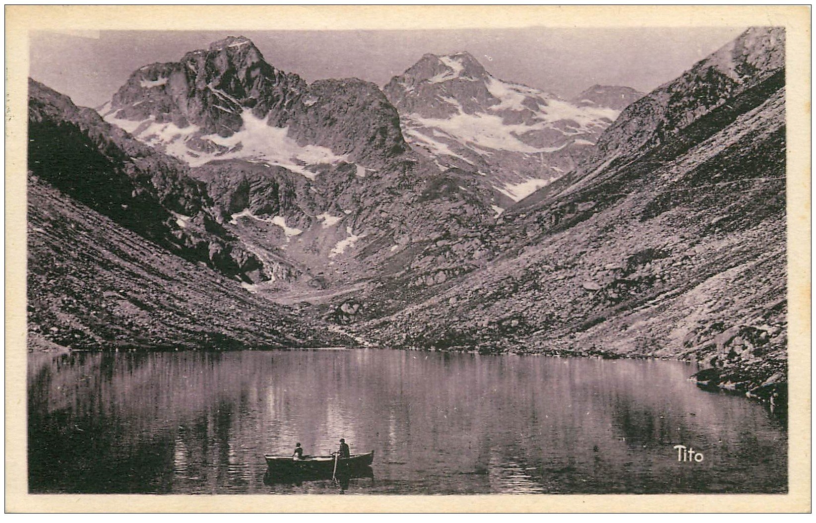 carte postale ancienne 65 LE LAC D'ESTOM. Avec barque 1931