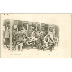 carte postale ancienne 65 LOURDES. Arrivée Train de Malades vers 1900