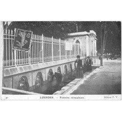carte postale ancienne 65 LOURDES. Fontaine Miraculeuse 1911