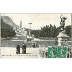 carte postale ancienne 65 LOURDES. La Basilique et Statue de Saint-Michel 1910