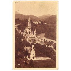 carte postale ancienne 65 LOURDES. Le Château-Fort, Basilique et Monument aux Morts vers 1930