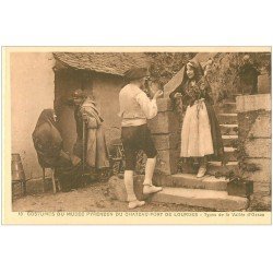 carte postale ancienne 65 LOURDES. Musée Château-Fort. Costumes Types Vallée d'Ossau