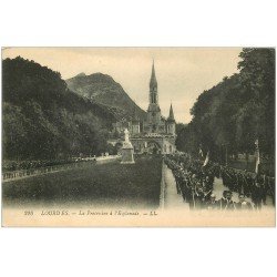 carte postale ancienne 65 LOURDES. Procession Esplanade