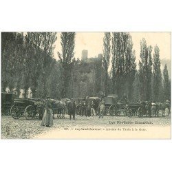 carte postale ancienne 65 LUZ-SAINT-SAUVEUR. Fiacres en attente du Train à la Gare vers 1900