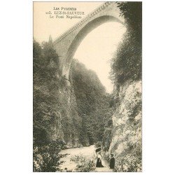 carte postale ancienne 65 LUZ-SAINT-SAUVEUR. Pont Napoléon avecpromeneurs