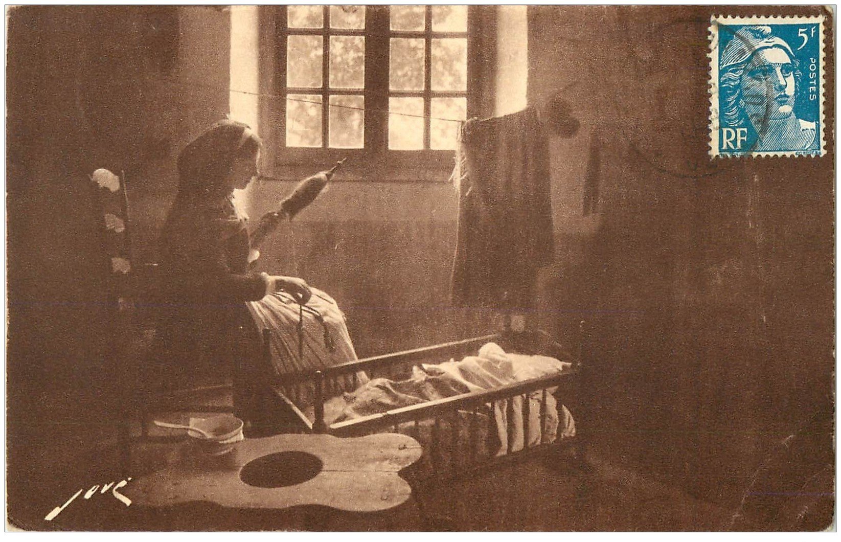 carte postale ancienne 65 PYRENEES. La Fileuse et berceau 1948