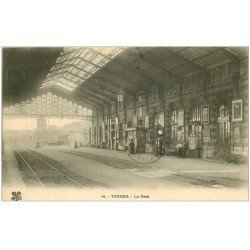 65 TARBES. La Gare 1915 Vendeuse de Cartes Postales sur tourniquet