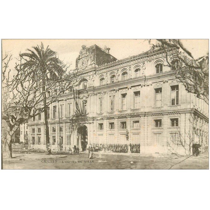L'Hôtel de Ville de Cannes sur une carte postale ancienne