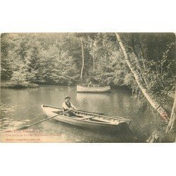 carte postale ancienne 76 FORGES-LES-EAUX. Canotage sur Lac Etablissement Thermal vers 1900