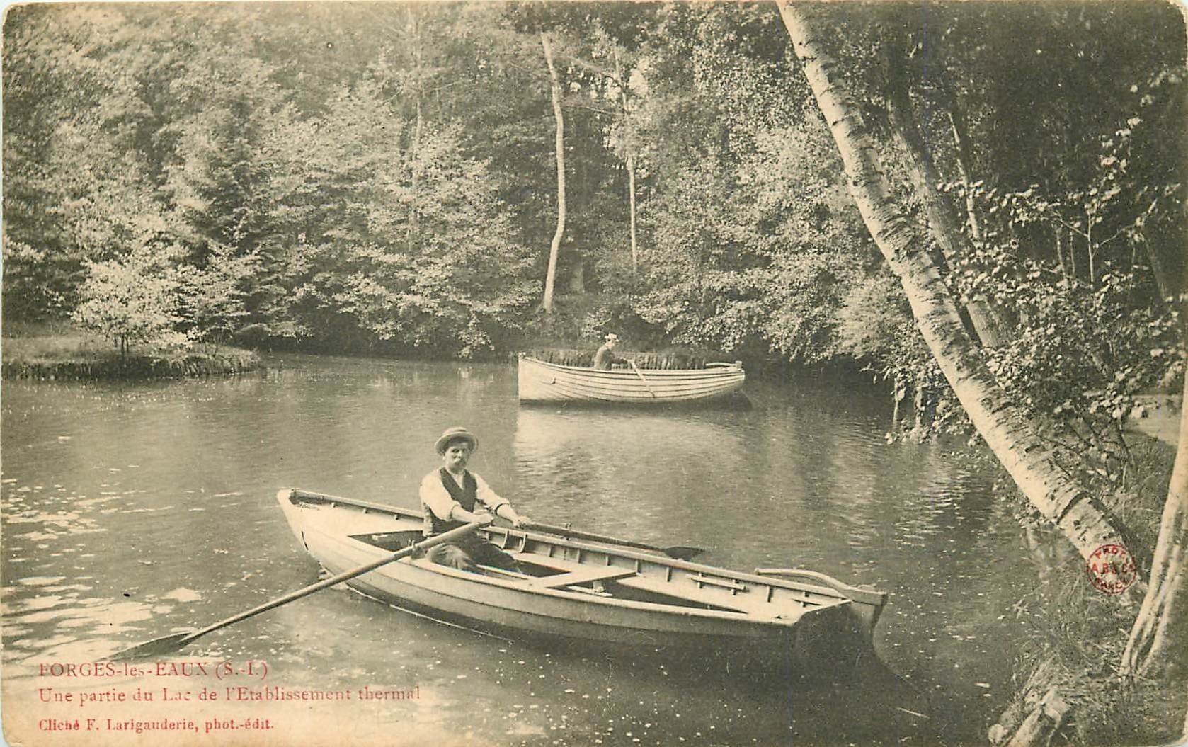 carte postale ancienne 76 FORGES-LES-EAUX. Canotage sur Lac Etablissement Thermal vers 1900