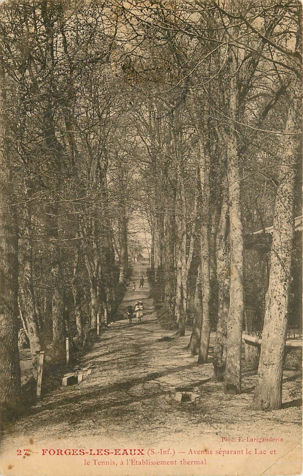carte postale ancienne 76 FORGES-LES-EAUX. Avenue séparant Lac et Tennis 1906. Pli coin droit (invisible)