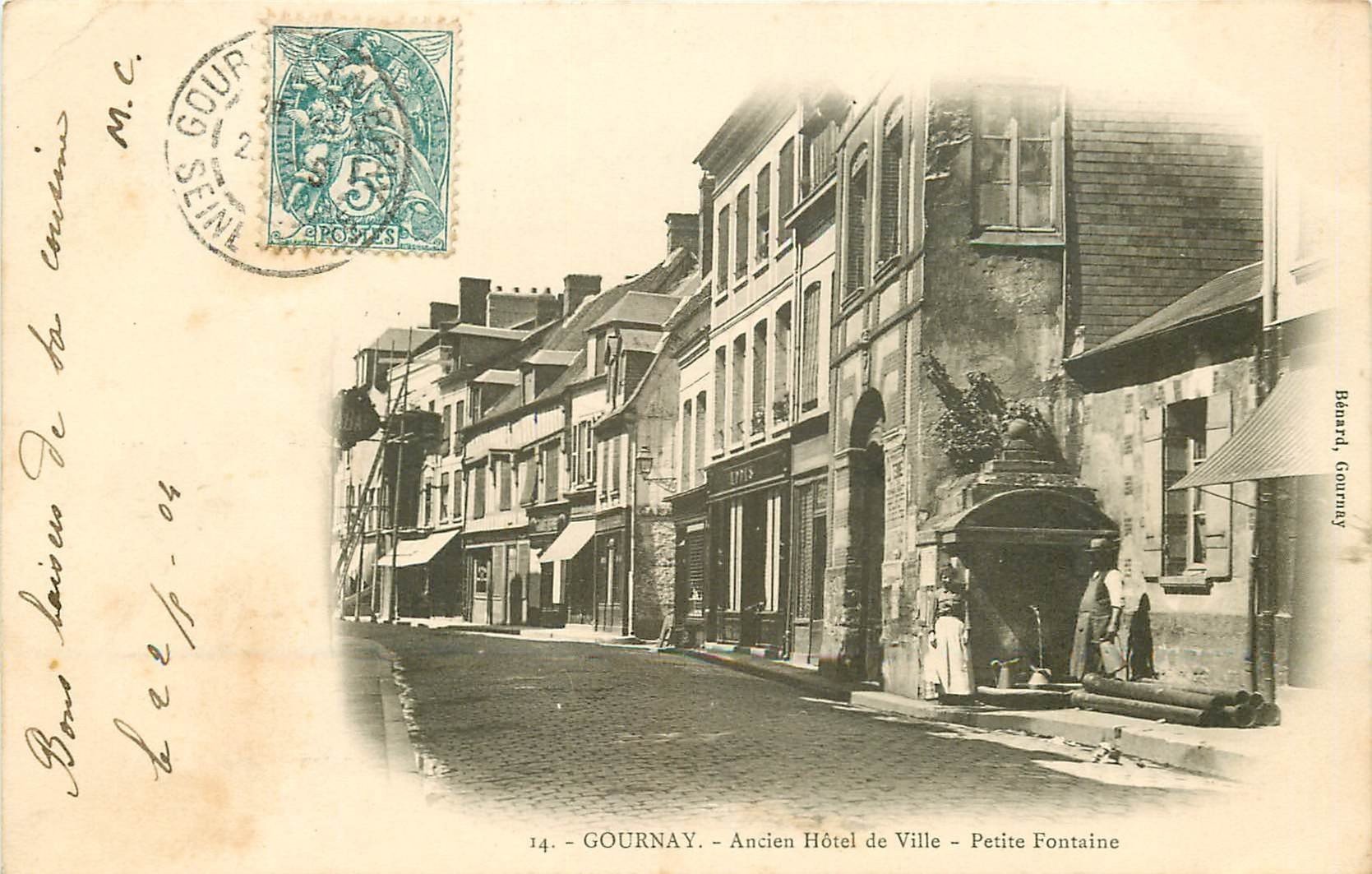 carte postale ancienne 76 GOURNAY-EN-BRAY. Hôtel de Ville et Fontaine 1904 animation