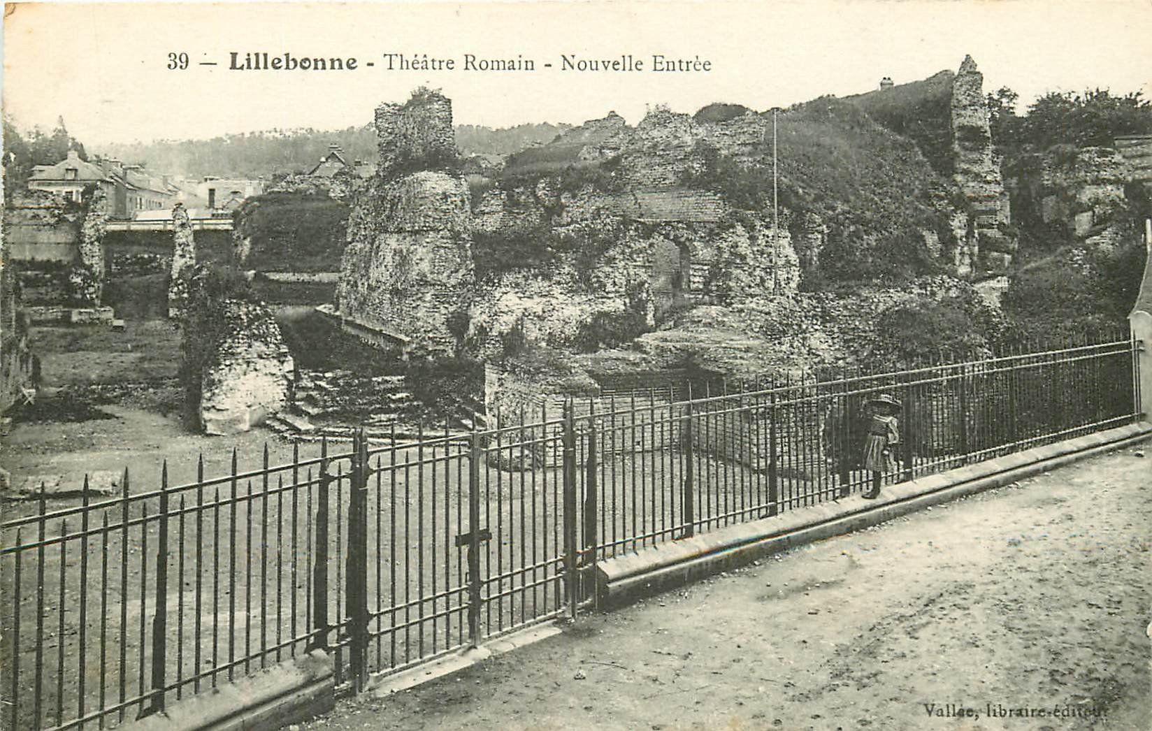 carte postale ancienne 76 LILLEBONNE. Théâtre Romain nouvelle Entrée avec Fillette