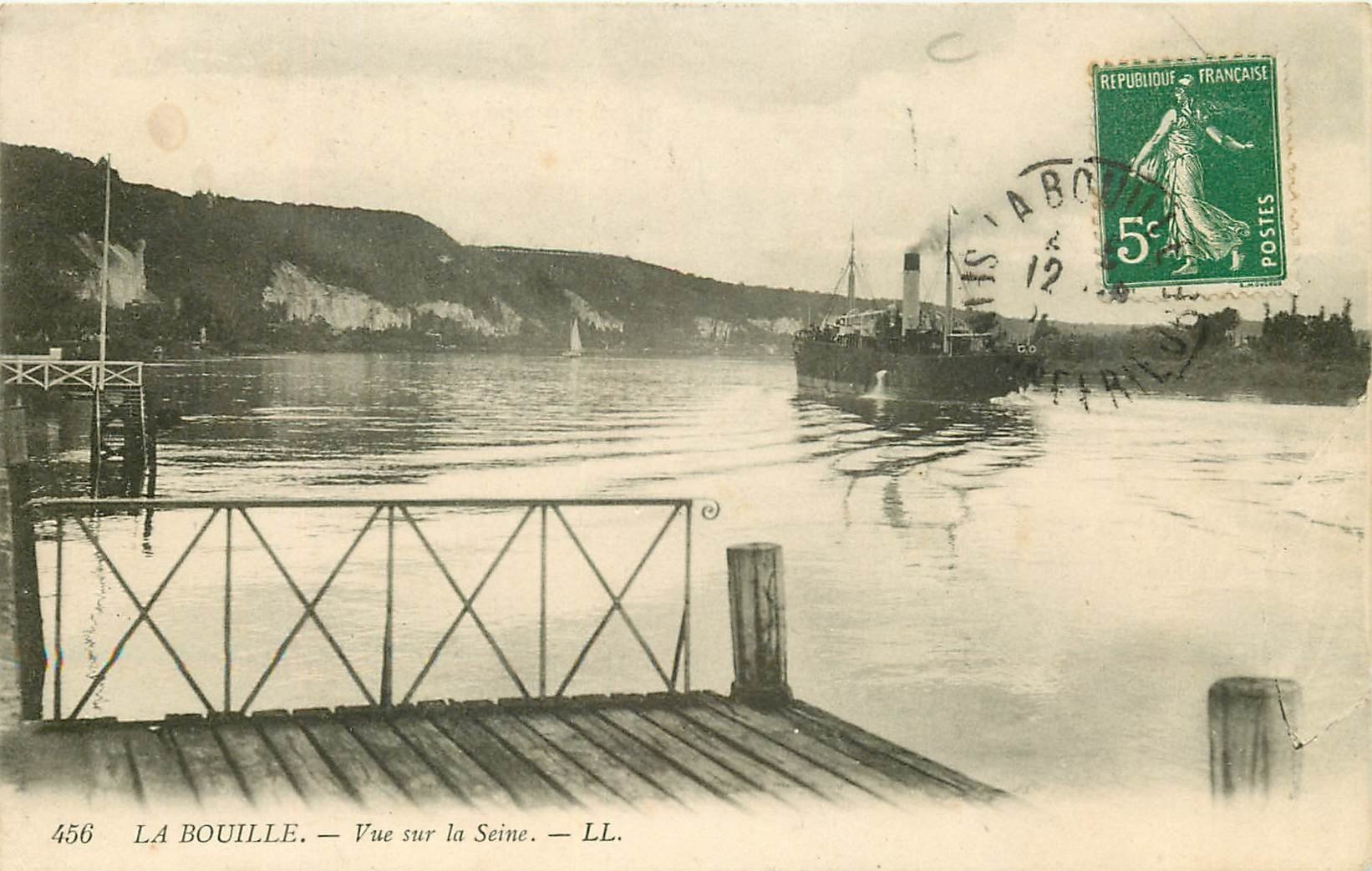 carte postale ancienne 76 LA BOUILLE. Départ d'un Navire sur la Seine 1913