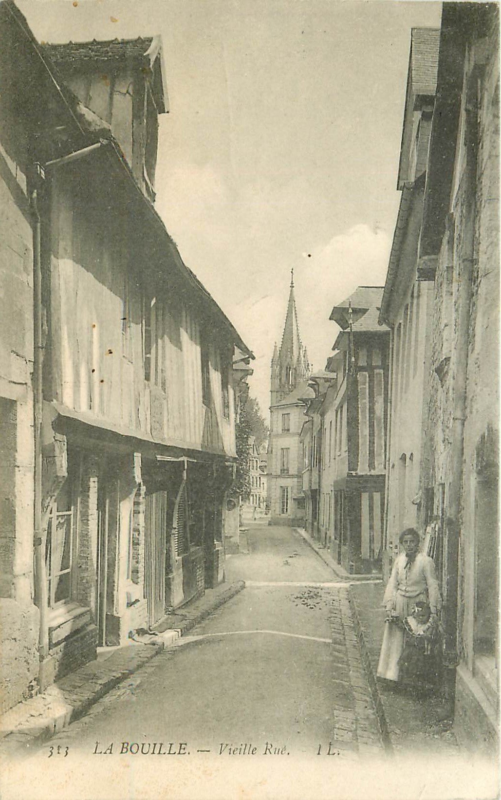 76 LA BOUILLE. Vieille Rue animée 1906