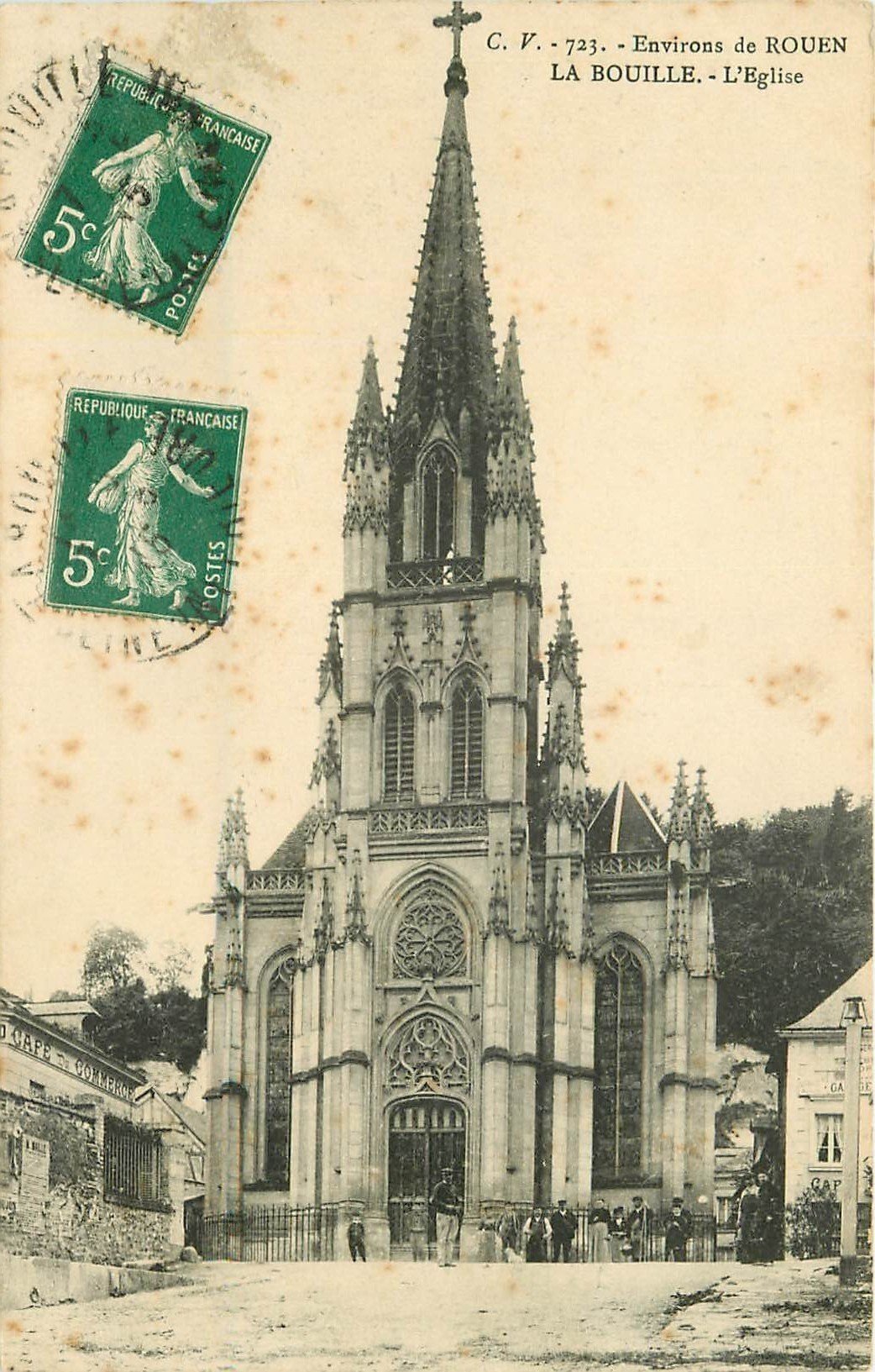carte postale ancienne 76 LA BOUILLE. L'Eglise bien animée 1915