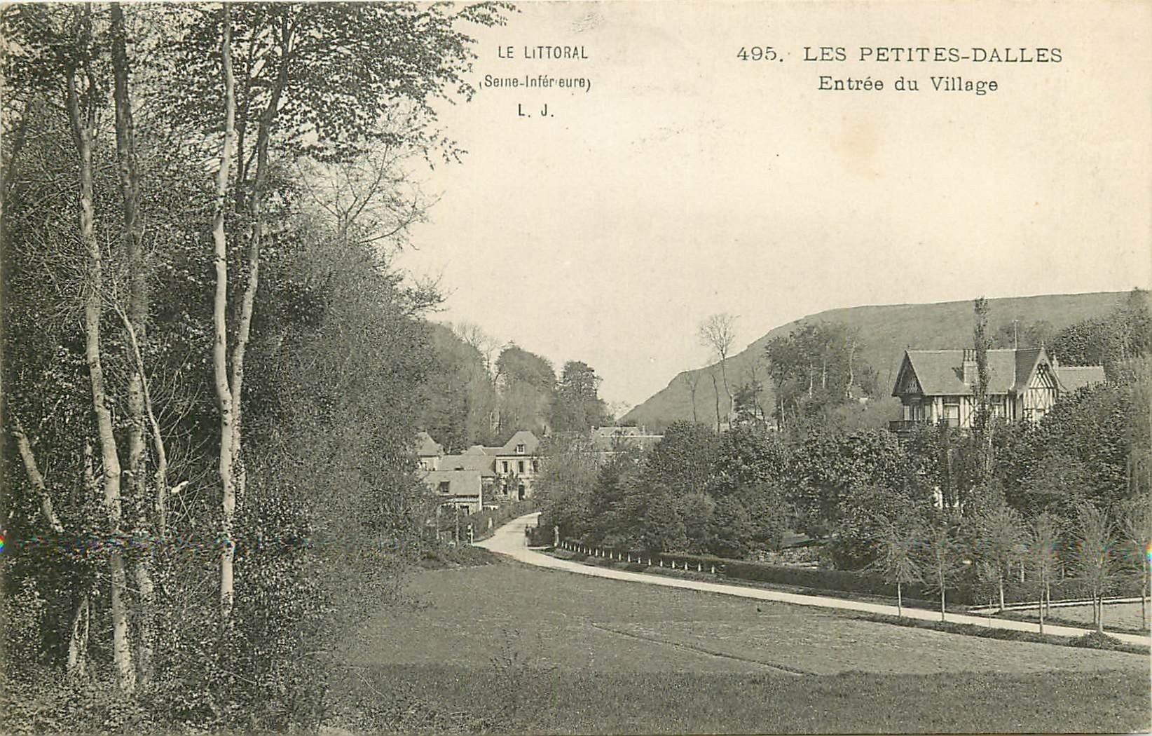carte postale ancienne 76 LES PETITES DALLES. Entrée du Village 1907