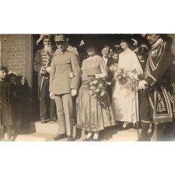 carte postale ancienne 76 LE PETIT-QUEVILLY. Un Mariage. Officier et Gardes Suisses. Carte Photographie Belville à Rouen