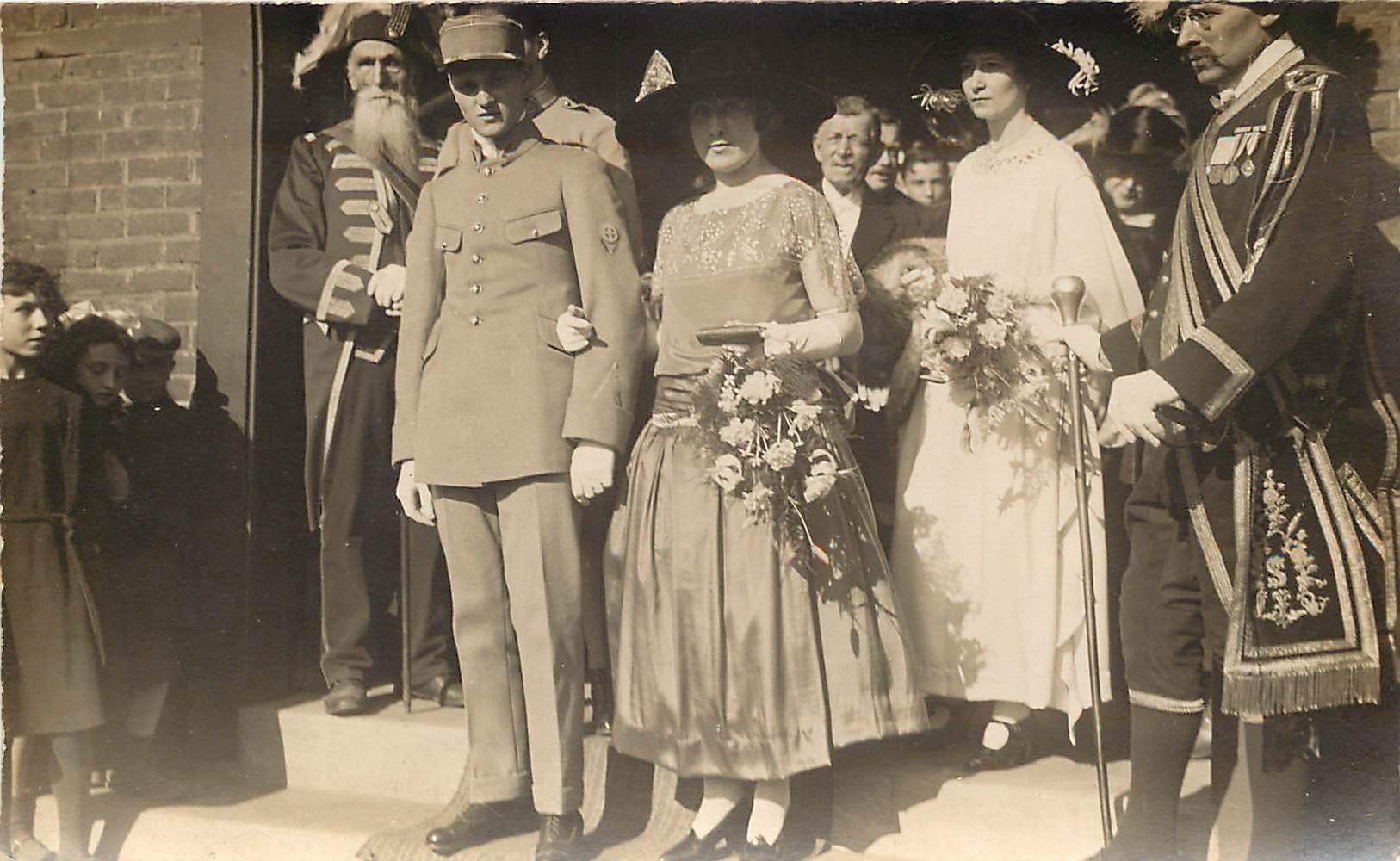 carte postale ancienne 76 LE PETIT-QUEVILLY. Un Mariage. Officier et Gardes Suisses. Carte Photographie Belville à Rouen