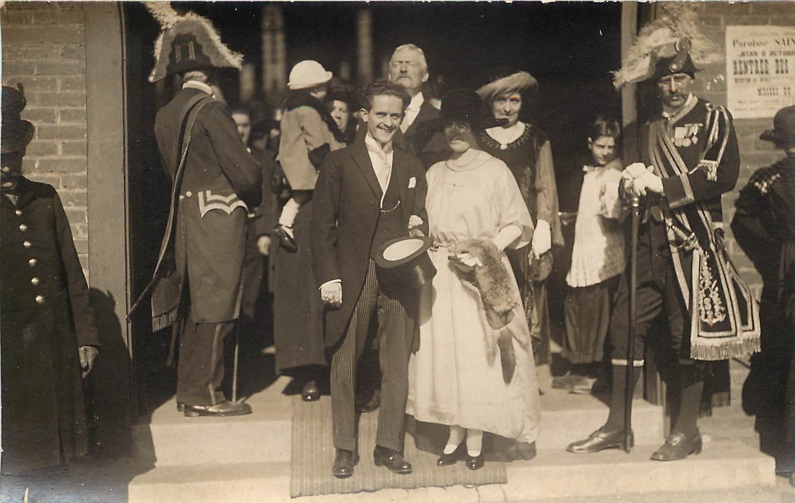 carte postale ancienne 76 LE PETIT-QUEVILLY. Un Mariage. Le Marié et Gardes Suisses. Carte Photographie Belville à Rouen