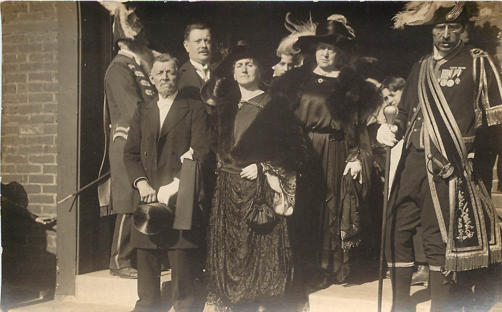 76 LE PETIT-QUEVILLY. Un Mariage. Les Grands Parents et Gardes Suisses. Carte Photographie Belville à Rouen