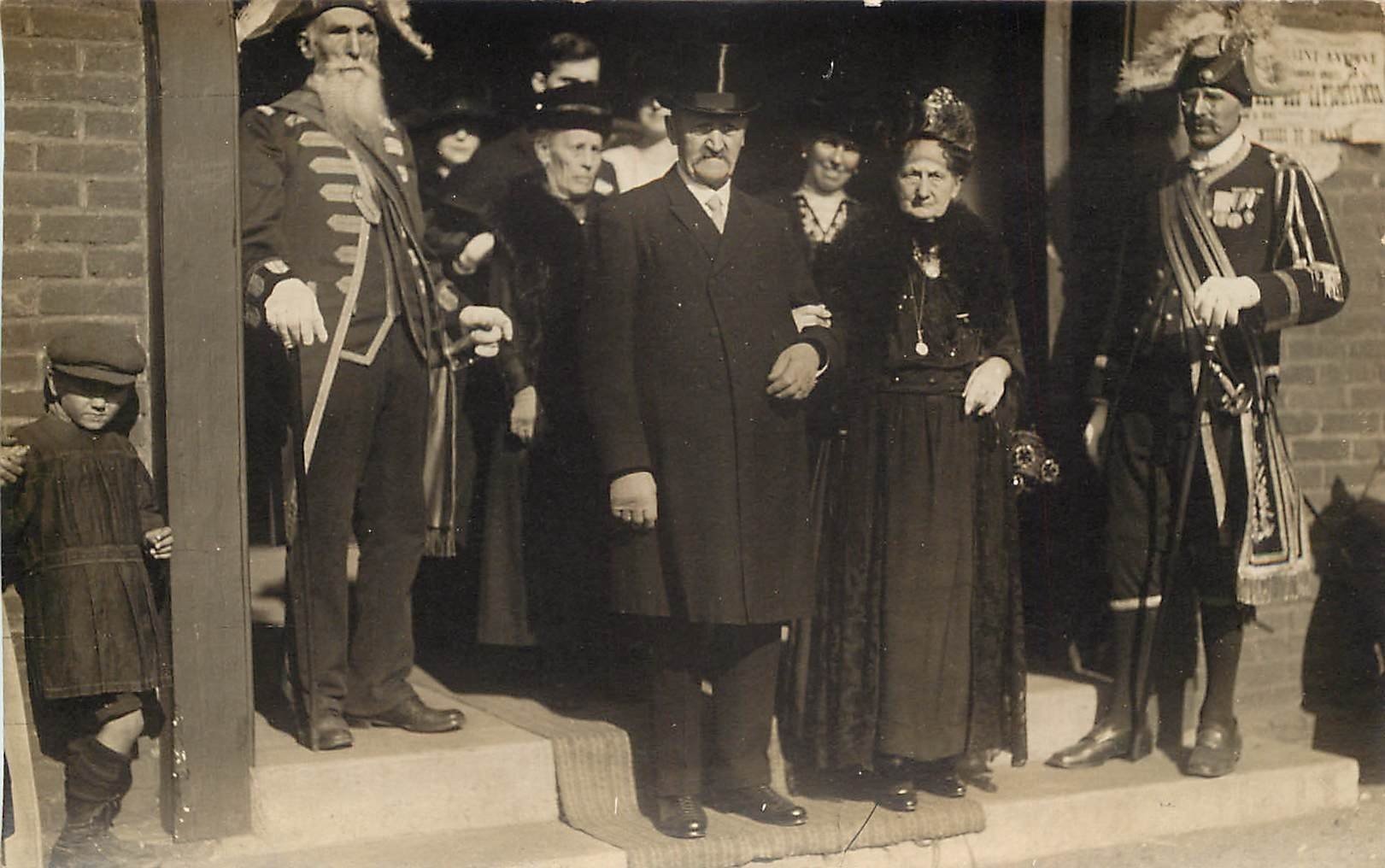 carte postale ancienne 76 LE PETIT-QUEVILLY. Un Mariage. La Famille et Gardes Suisses. Carte Photographie Belville à Rouen